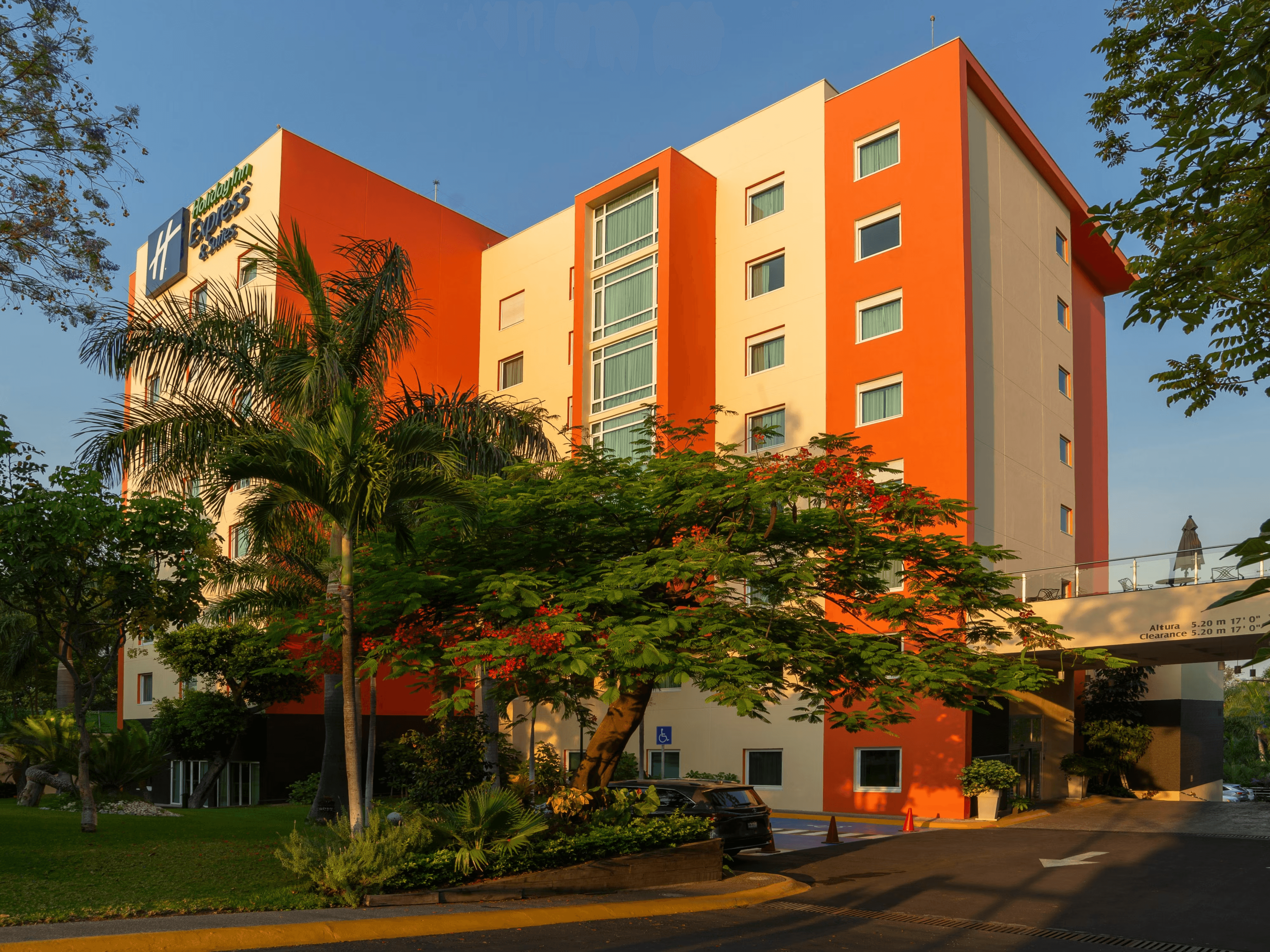 Holiday Inn & Suites